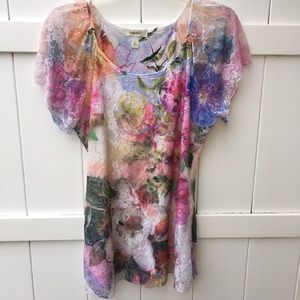 Short sleeved blouse.